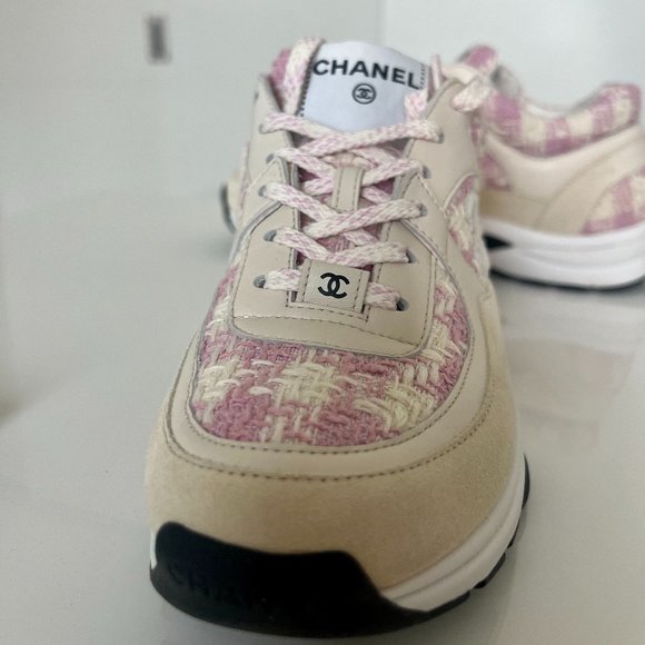CHANEL 2023 Interlocking CC Logo Sneakers - Picture 6 of 7